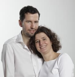 Die Reinkarnationstherapeuten Engin Iktir und Julia Povel aus der Reinkarnationstherapie-Praxis in Frankfurt am Main.