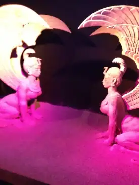 Links und recht stehen sich jeweils eine Sphinx gegenüber.