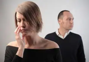 Eine Frau und ein Mann schauen in verschiedene Richtungen, was auf eine Distanz oder ein Missverständnis zwischen ihnen hinweisen tut.