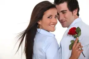 Zwei Menschen in Nähe mit Rose – Moment der Verbindung im Spannungsfeld von Beziehung und Klärung.