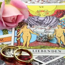 Tarotkarte ‚Liebenden‘ mit Rosen, Ringen und Perle – Symbolbild für Paarbindung und Beziehungsklärung.
