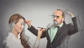 Mann und Frau zeichnen sich gegenseitig – Symbolbild für Beziehung als Spiegel und gemeinsame Selbstklärung.