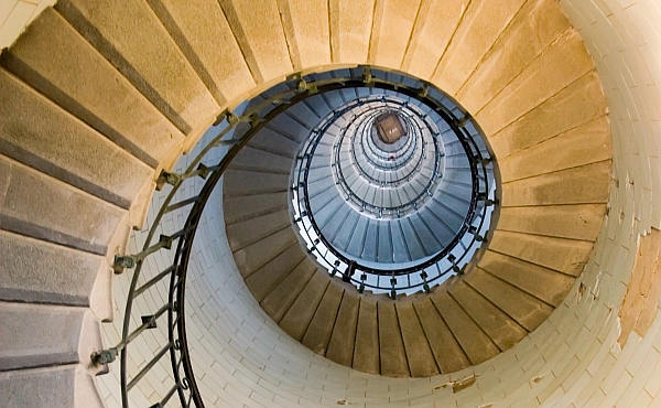Eine Wendeltreppe nach oben symbolisiert den Aufstieg in der Entwicklung mit der Reinkarnationstherapie bei Engin Iktir.