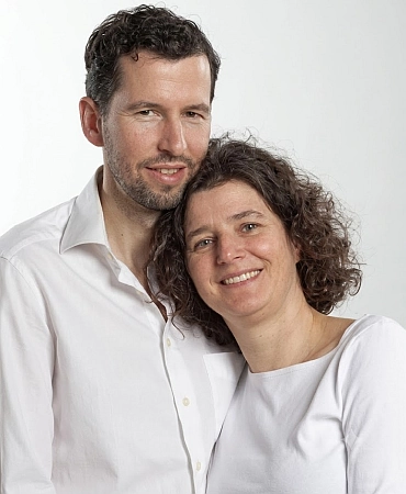 Die Reinkarnationstherapeuten Engin Iktir und Julia Povel aus der Reinkarnationstherapie-Praxis in Frankfurt am Main.