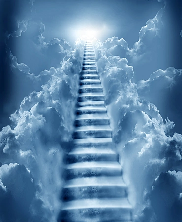 Himmelsaufstieg über wolkenverhangener Treppe – visuelle Metapher für innere Entwicklung und Beziehungsklärung.