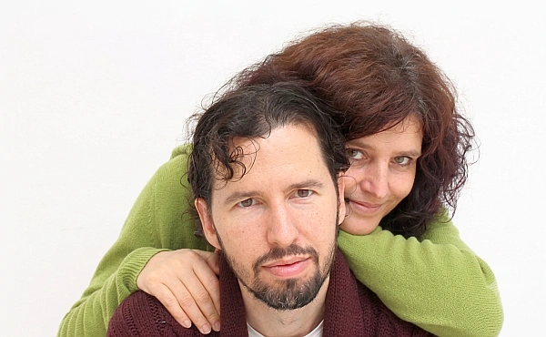 Reinkarnationstherapeutin Julia Povel und Reinkarnationstherapeut Engin Iktir im Porträt.