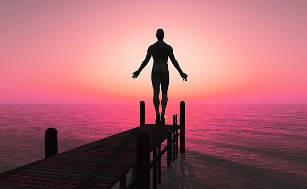Ein Mensch auf einem Steg vor dem offenen Horizont lädt dazu ein, die Reinkarnationstherapie an einem Test-Tag unverbindlich kennenzulernen.