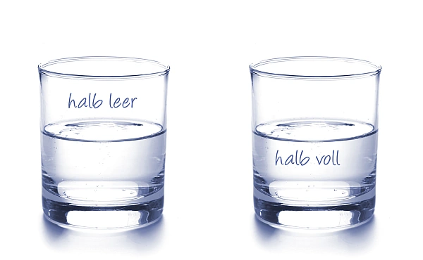 Halbleeres oder halbvolles Glas? Die Umwelt spiegelt die eigene Sichtweise auf das Leben wider.
