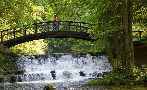 Eine Frau geht über eine Brücke und macht sich auf den Weg zu neuen Erkenntnissen über sich selbst.