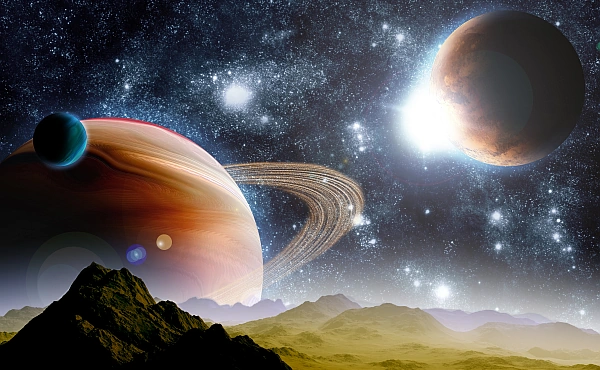 Ein weiter Blick in den Sternenhimmel mit Planeten und Berglandschaft steht für die Erweiterung des Bewusstseins über die Gruppenreinkarnationstherapie.