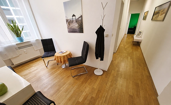 Blick in die Reinkarnationstherapie-Praxis von Engin Iktir in Frankfurt am Main.