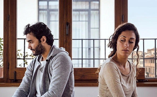 Ein Mann und eine Frau sitzen Rücken an Rücken und wissen nicht mehr weiter