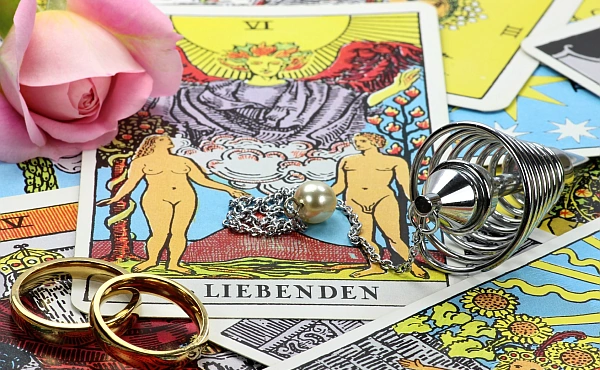 Die Tarotkarte „Die Liebenden“ mit Ringen und einer Rose lädt dazu ein, Beziehungsmuster und Partnerschaft bewusster zu betrachten.