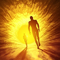 Zwei Menschen laufen in ein helles Licht hinein, von ihnen selbst erkennt man nur den Schatten.