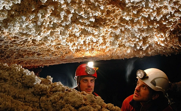 Therapeut und Klient erkunden gemeinsam die verborgenen Bereiche der Seele – symbolisiert durch zwei Menschen in einer Höhle.