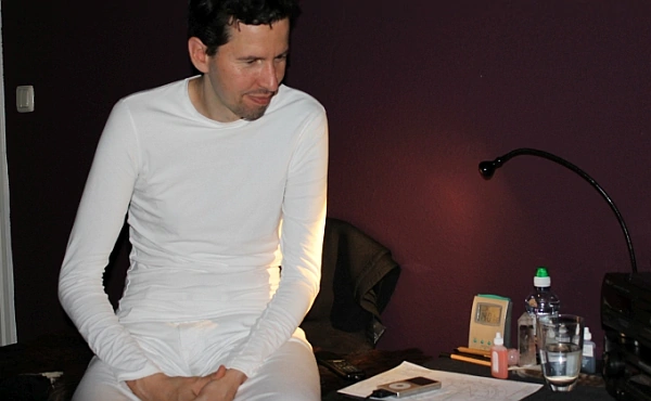 Engin Iktir begleitet Menschen mit Brustkrebs im Rahmen einer Reinkarnationstherapie.