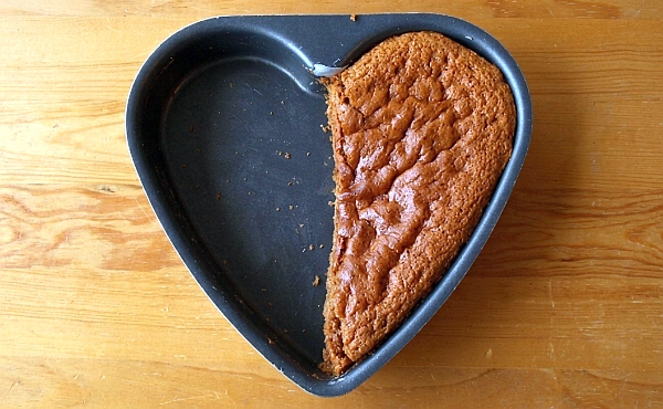 Herzförmiger Kuchen, von dem eine Hälfte fehlt – Symbolbild für die Suche nach dem, was im Leben fehlt.